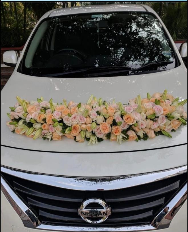 Wedding car bonnet decorated with roses and lilies
