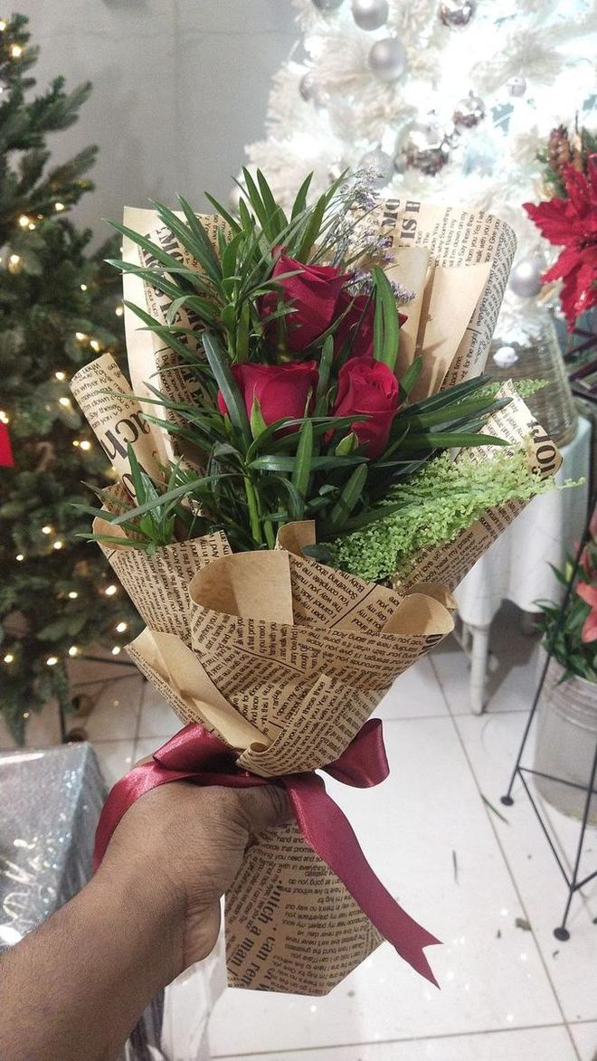 Single rose hand bouquet wrapped in paper